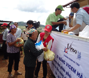 VICEM HÀ TIÊN TRAO TẶNG 200 SUẤT QUÀ CHO HỘ NGHÈO Ở THÔN ĐẮK S’NAO