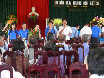 ĐOÀN VIÊN ĐOÀN CƠ SỞ TẶNG QUÀ TRẠI ĐIỀU DƯỠNG THƯƠNG BINH LONG ĐẤT