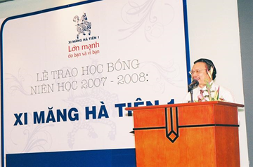 CÔNG TY HÀ TIÊN 1 TRAO HỌC BỔNG CHO SINH VIÊN